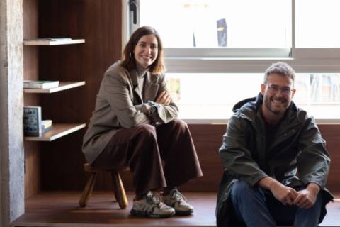 Elvira Carrión y José María Mateo en un apartamento diseñado por su estudio.